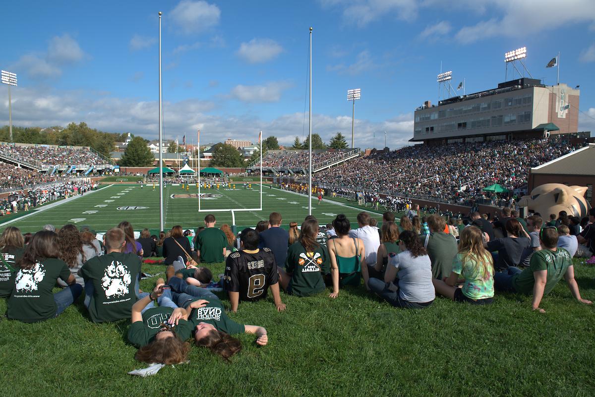 俄亥俄州大学佩登体育场橄榄球比赛的照片