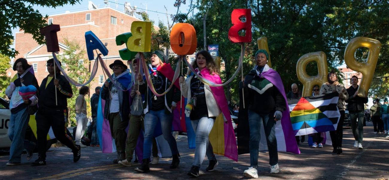 学生们参加返校游行，支持同性恋