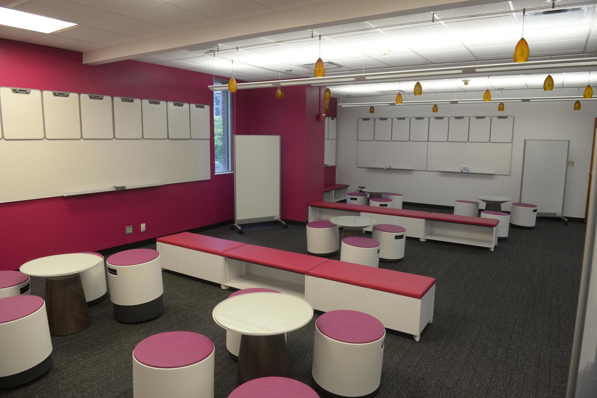 室内采用CoLab，粉红色和白色的家具搭配灰色的地毯